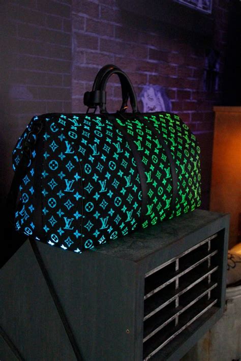 louis vuitton hoofddoek|Louis Vuitton light up.